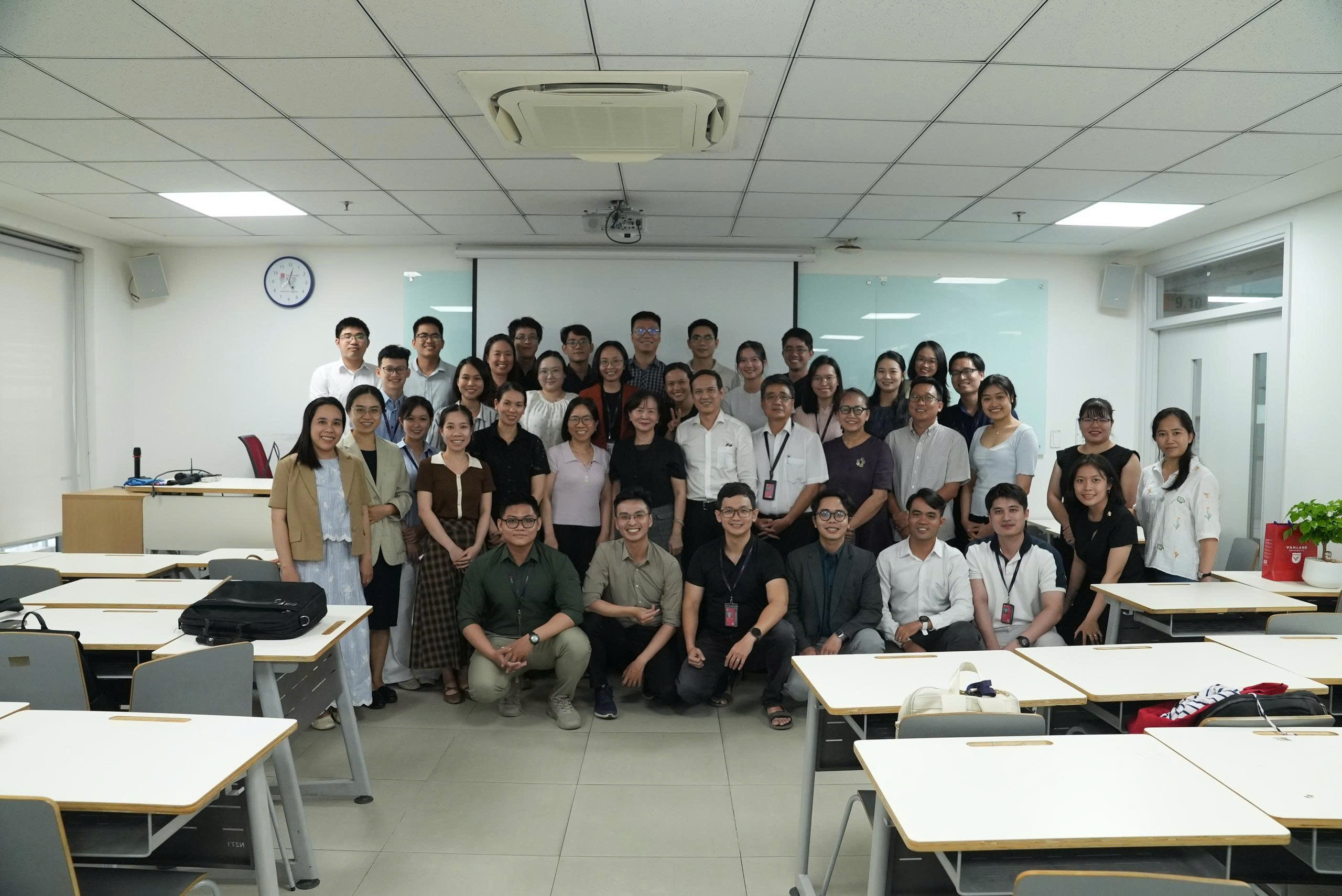 NGƯT.TS. Nguyễn Kim Dung cùng Khoa Răng Hàm Mặt của Trường Đại học Văn Lang chụp ảnh kết thúc buổi tập huấn